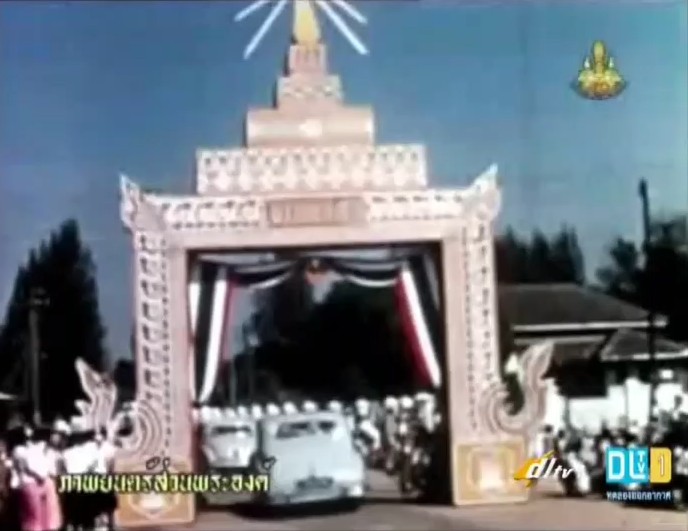 ในหลวงรัชกาลที่ 9 และสมเด็จพระบรมราชินีนาถ (พระบรมราชชนนีพันปีหลวง) เสด็จพระราชดำเนินเยี่ยมราษฎร จ.ลำปาง