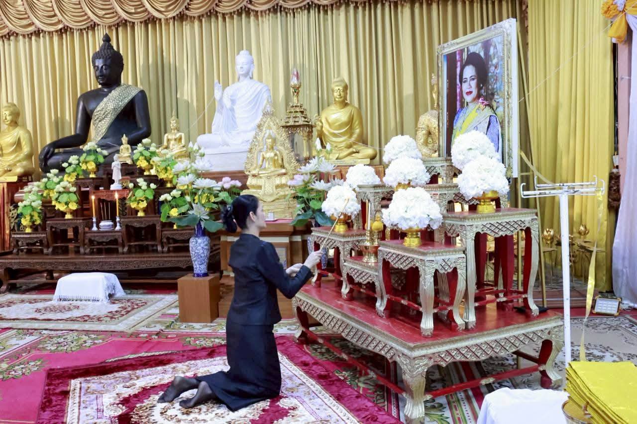 จ.ลำปาง ประกอบพิธีบำเพ็ญกุศลสวดพระอภิธรรม อุทิศถวายพระราชกุศลสมเด็จพระนางเจ้าสิริกิติ์ พระบรมราชินีนาถ พระบรมราชชนนีพันปีหลวง