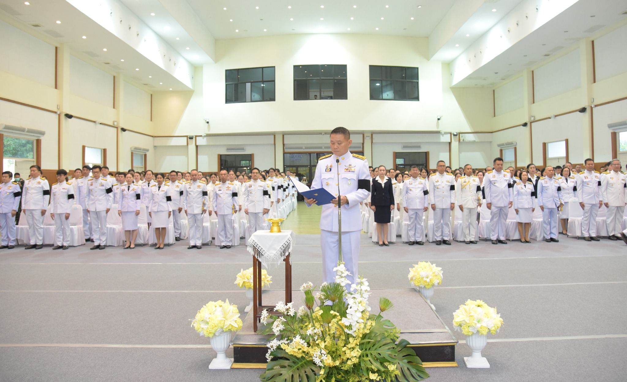 จังหวัดลำปาง ประกอบพิธีวางพานพุ่มดอกไม้ถวายบังคม น้อมรำลึกในพระมหากรุณาธิคุณ พระบาทสมเด็จพระบรมชนกาธิเบศร มหาภูมิพลอดุลยเดชมหาราช บรมนาถบพิตร รัชกาลที่ 9 