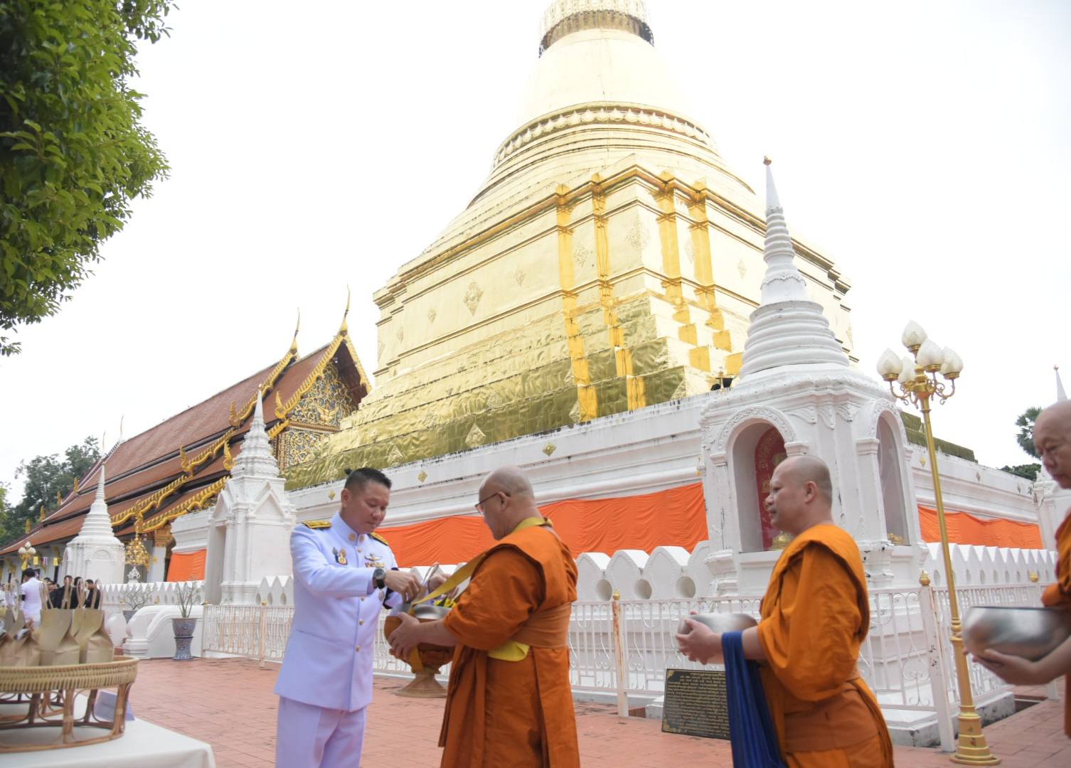 จังหวัดลำปาง ประกอบพิธีเจริญพระพุทธมนต์ และทำบุญตักบาตรถวายพระราชกุศล เนื่องในวันคล้ายวันพระบรมราชสมภพ พระบาทสมเด็จพระบรมชนกาธิเบศร มหาภูมิพลอดุลยเดชมหาราช บรมนาถบพิตร วันชาติ และวันพ่อแห่งชาติ