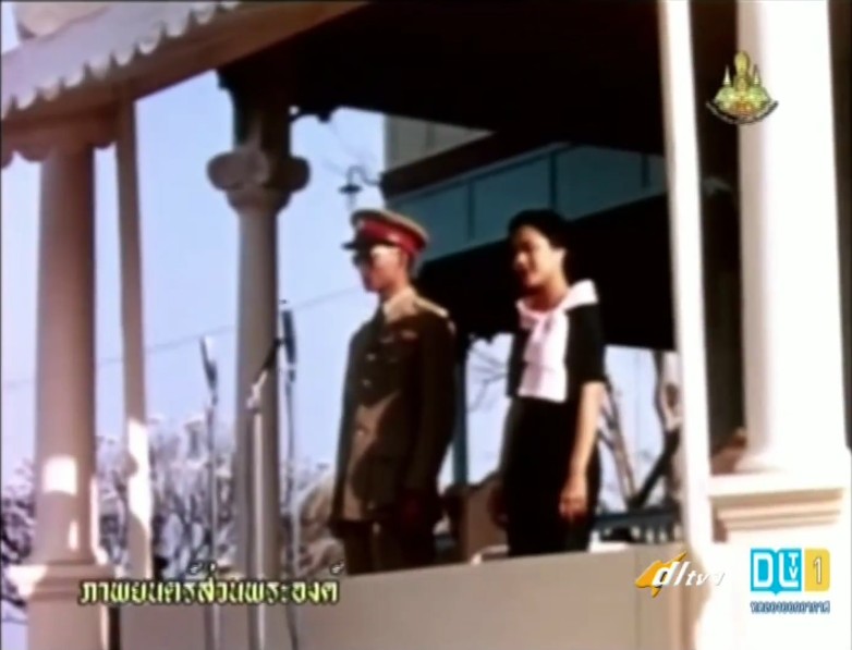 ในหลวงรัชกาลที่ 9 และสมเด็จพระบรมราชินีนาถ (พระบรมราชชนนีพันปีหลวง) เสด็จพระราชดำเนินเยี่ยมราษฎร จ.ลำปาง