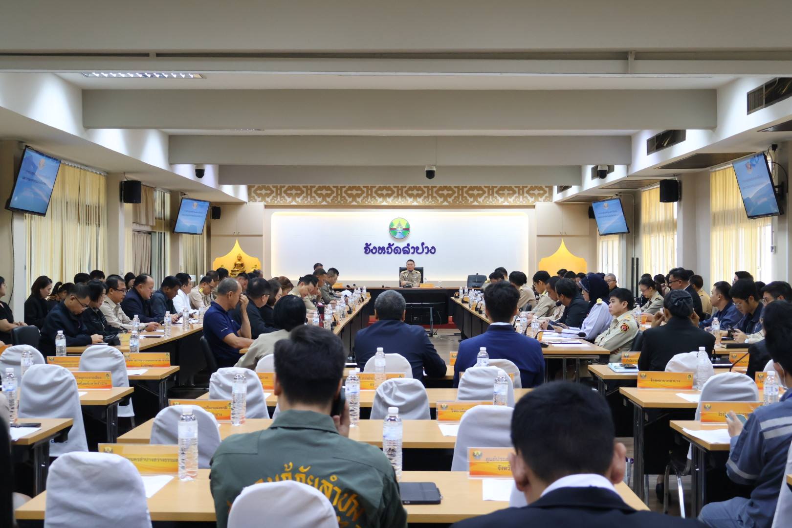 ผู้ว่าฯ ลำปาง นั่งหัวโต๊ะ ถกเข้มแผนรับมือไฟป่า-หมอกควัน-PM2.5 ปี 68-69 