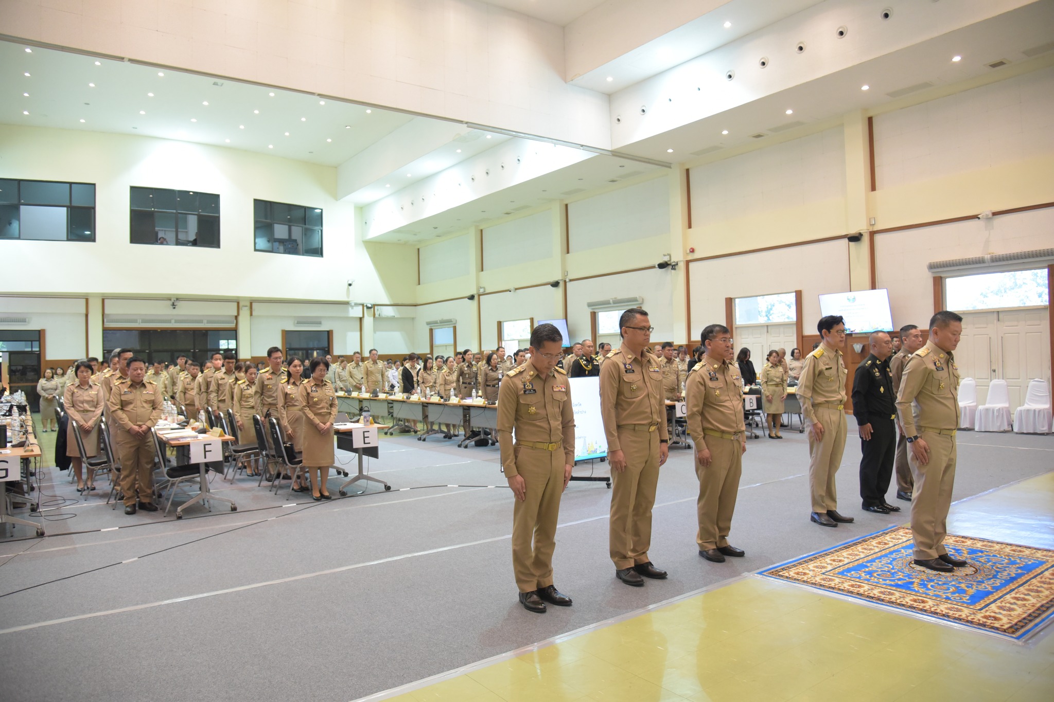 ผู้ว่าราชการจังหวัดลำปาง นำคณะผู้บริหาร ยืนสงบนิ่งถวายความอาลัย น้อมรำลึกในพระมหากรุณาธิคุณ สมเด็จพระนางเจ้าสิริกิติ์ พระบรมราชินีนาถ พระบรมราชชนนีพันปีหลวง