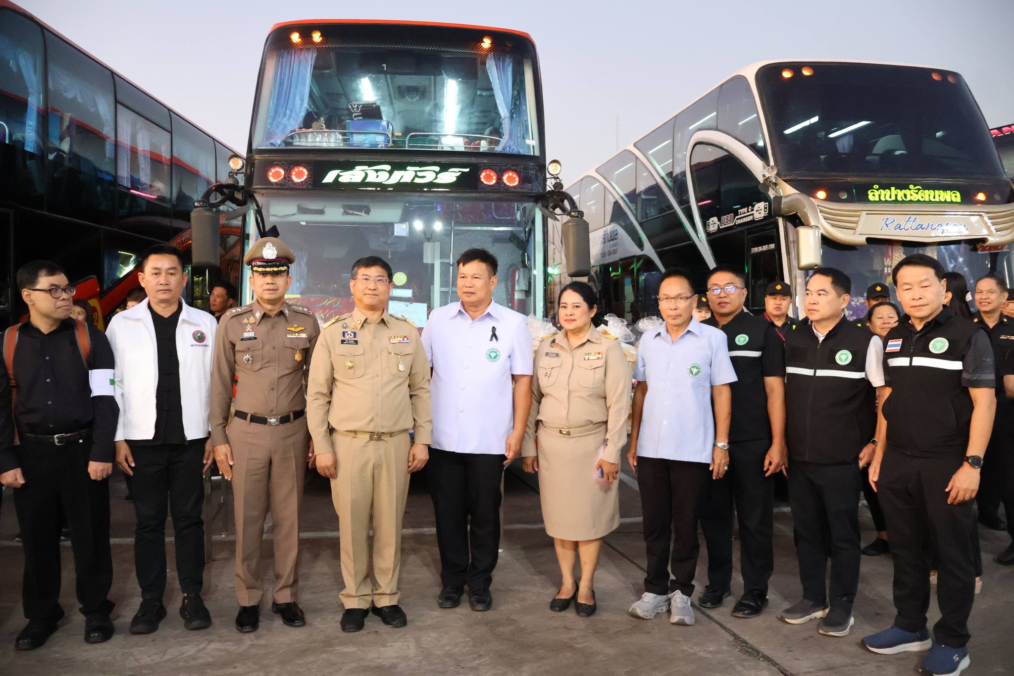 จังหวัดลำปาง ปล่อยขบวนรถโดยสารชุดที่ 3 นำ ประชาชน 750 คน เดินทางเข้าเฝ้าฯ กราบถวายบังคมพระบรมศพ สมเด็จพระนางเจ้าสิริกิติ์ พระบรมราชินีนาถ พระบรมราชชนนีพันปีหลวง