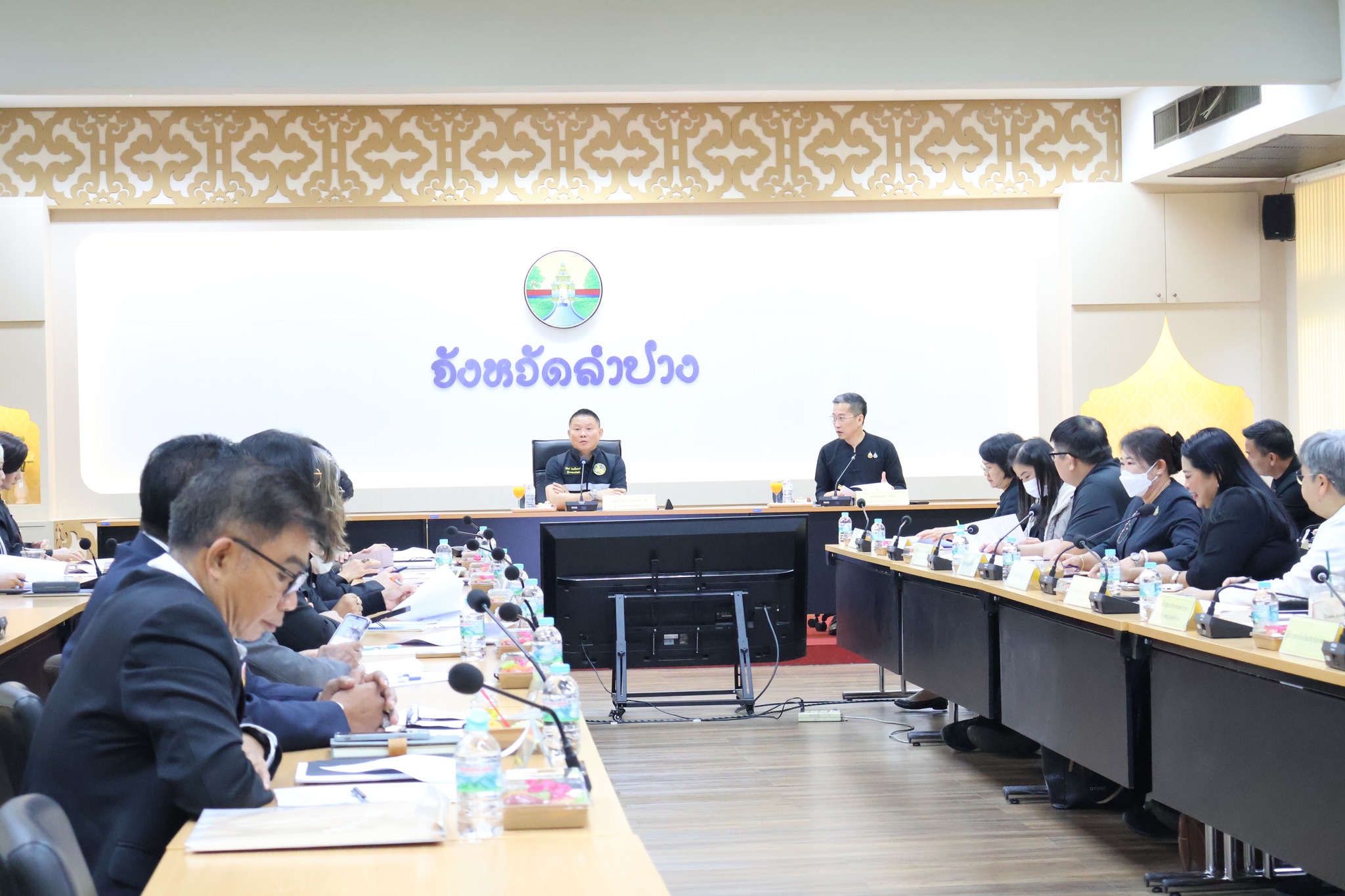 จังหวัดลำปาง จัดประชุมเตรียมความพร้อมการจัดพิธีบำเพ็ญกุศลและแสดงความอาลัย ในวาระครบ ๑๐๐ วัน (สตมวาร) แห่งการสวรรคต เพื่อถวายเป็นพระราชกุศลแด่สมเด็จพระนางเจ้าสิริกิติ์ พระบรมราชินีนาถ พระบรมราชชนนีพันปีหลวง