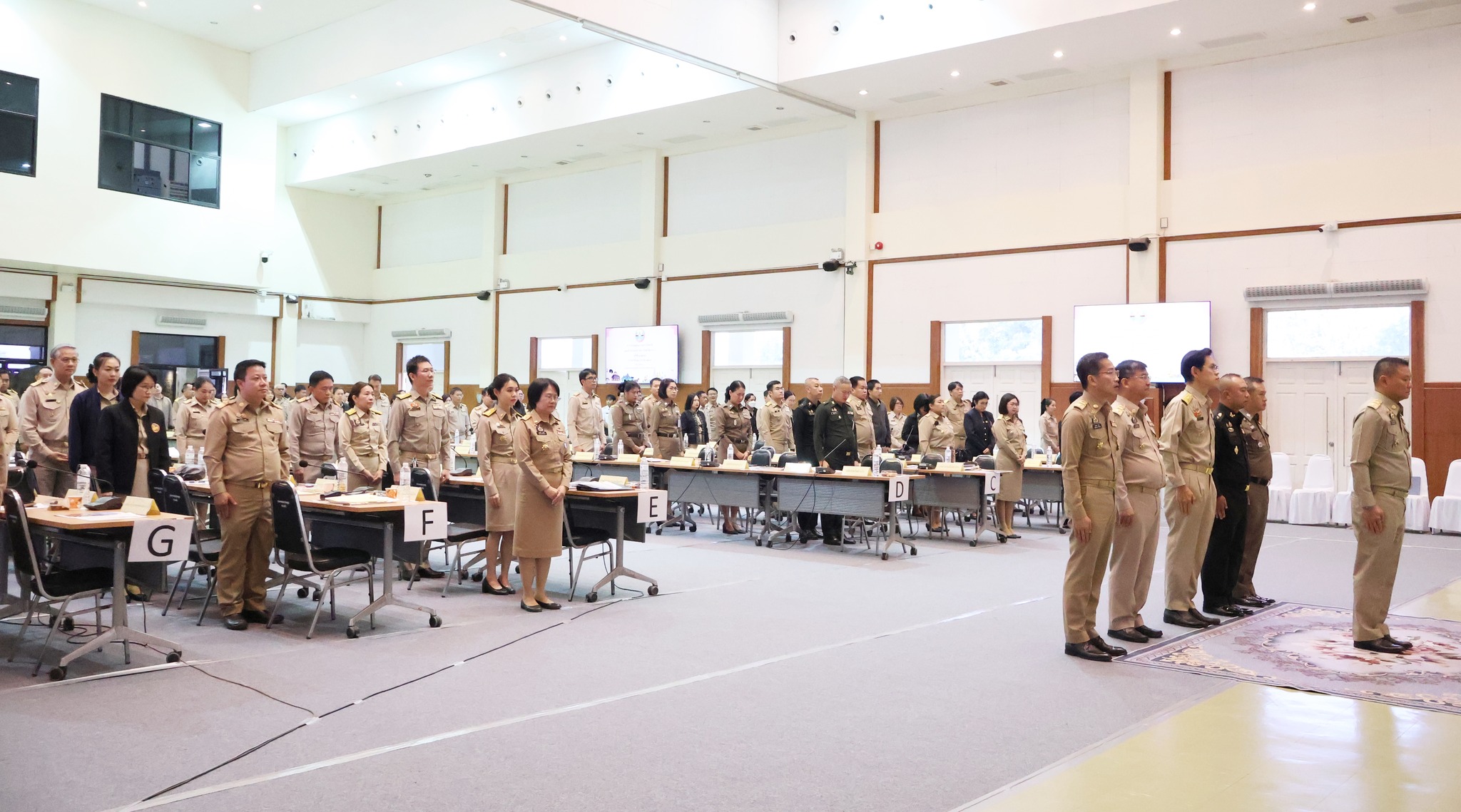 จังหวัดลำปาง ประกอบพิธียืนสงบนิ่งถวายความอาลัย น้อมรำลึกในพระมหากรุณาธิคุณ สมเด็จพระนางเจ้าสิริกิติ์ พระบรมราชินีนาถ พระบรมราชชนนีพันปีหลวง