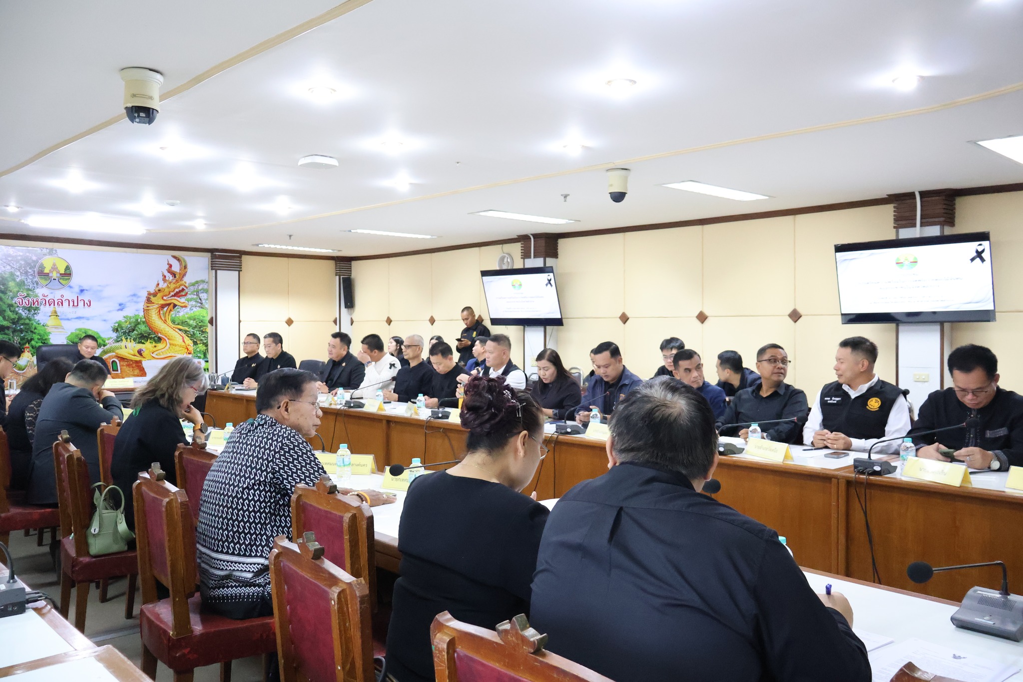 จังหวัดลำปาง ประชุมเตรียมความพร้อมการจัดพิธีถวายดอกไม้จันทน์ ในงานพระราชพิธีถวายพระเพลิงพระบรมศพ สมเด็จพระนางเจ้าสิริกิติ์ พระบรมราชินีนาถ พระบรมราชชนนีพันปีหลวง 