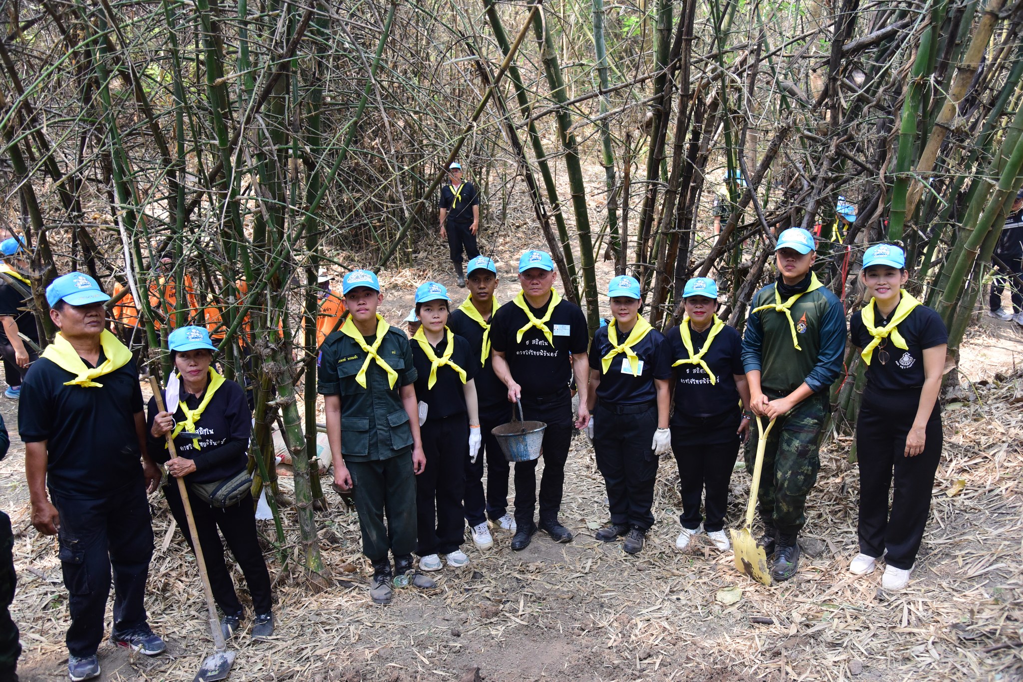 จังหวัดลำปาง จัดกิจกรรมจิตอาสาพัฒนา เนื่องในวันที่ระลึกพระบาทสมเด็จพระนั่งเกล้าเจ้าอยู่หัว และโครงการจิตอาสาต้านภัยแล้ง ประจำปี 2569 ร่วมใจสร้างฝายชะลอน้ำและทำเสวียนรอบต้นไม้ เพื่อกักเก็บน้ำและเพิ่มความชุ่มชื้นให้ผืนป่า