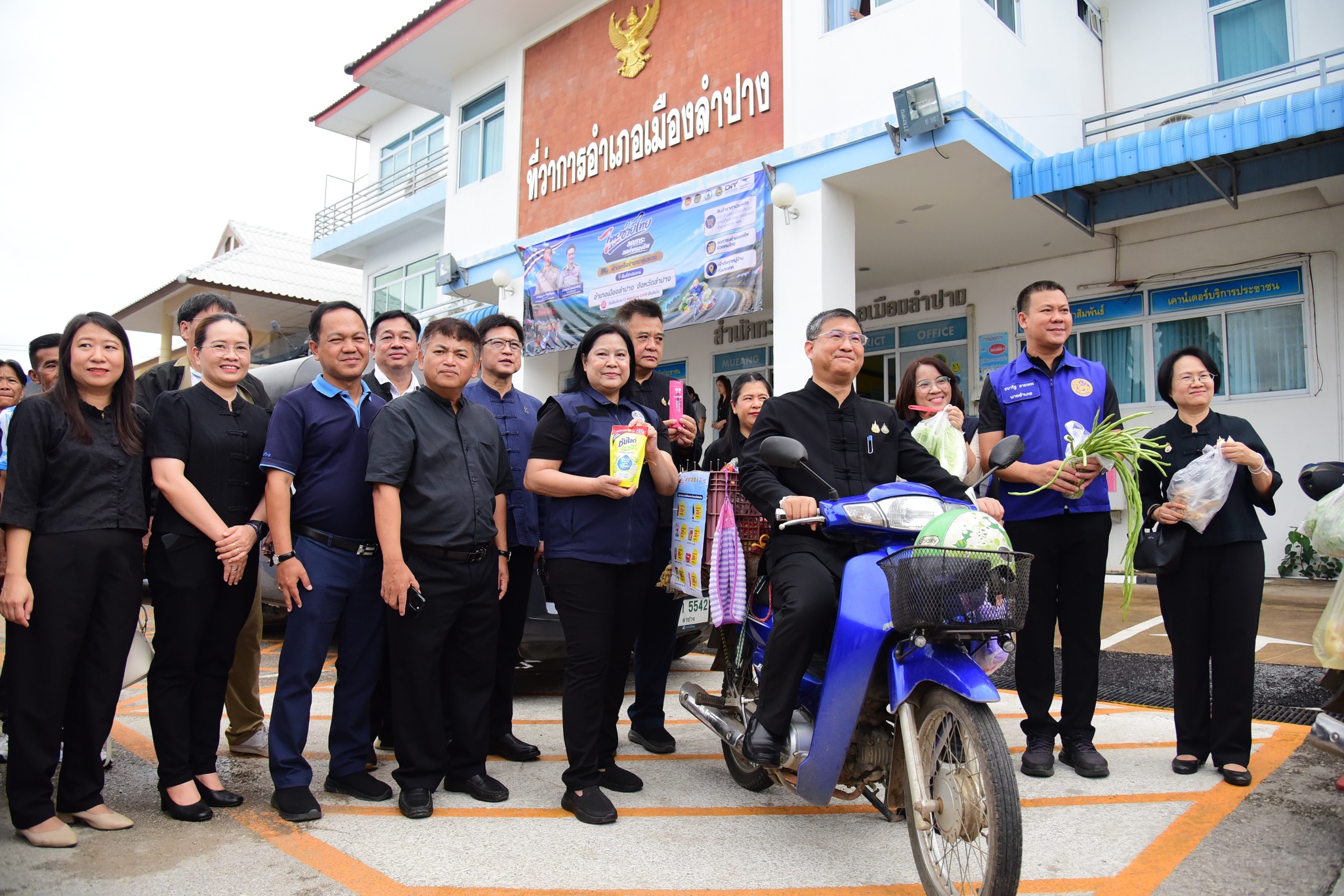 จังหวัดลำปาง Kick-off การจำหน่ายสินค้า &ldquo;ไทยช่วยไทย ลดภาระค่าครองชีพ ผ่านเครือข่ายรถพุ่มพวง&rdquo; ช่วยประชาชนเข้าถึงสินค้าราคาประหยัดถึงหน้าบ้าน 