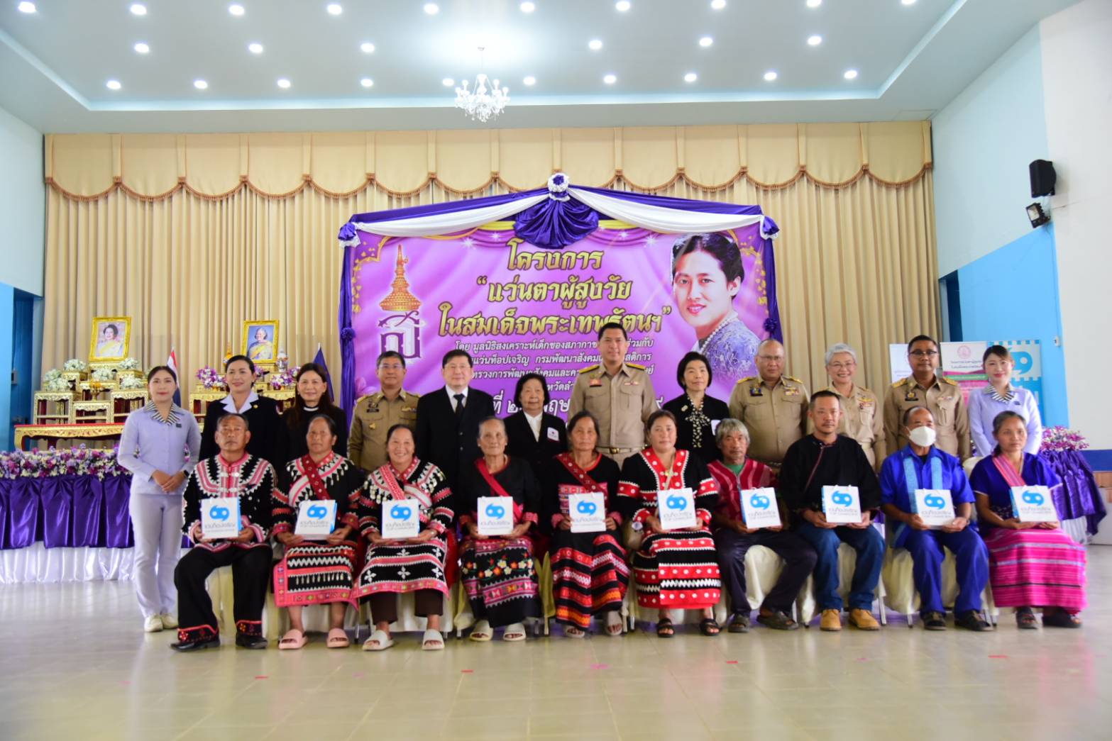 มูลนิธิสงเคราะห์เด็กของสภากาชาดไทย ร่วมกับแว่นท็อปเจริญ สานต่อ &ldquo;โครงการแว่นตาผู้สูงวัยในสมเด็จพระเทพรัตนฯ&rdquo; นำทีมผู้เชี่ยวชาญลงพื้นที่จังหวัดลำปาง  ตรวจวัดสายตาและตัดแว่นใหม่ฟรี แก่ผู้สูงวัยที่ขาดแคลนและประสบปัญหาสายตา ให้ได้มองเห็นชัดเจน