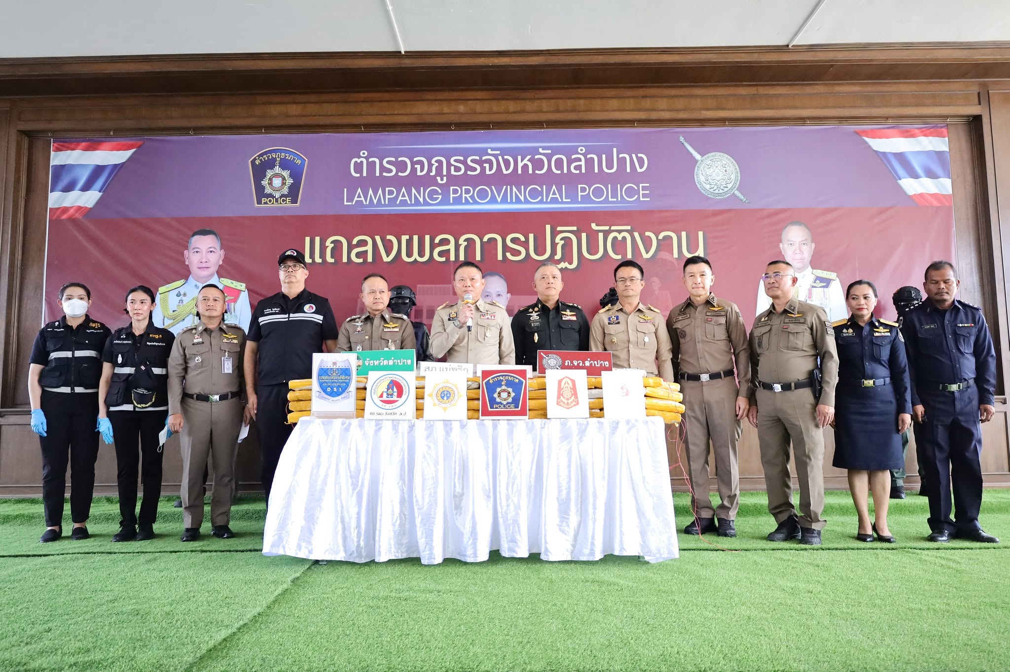 ตำรวจภูธรจังหวัดลำปาง แถลงข่าวการจับกุมและขยายผลคดียาเสพติดรายสำคัญ ผู้ต้องหา 2 คน ของกลางยาบ้า  964,000 เม็ด