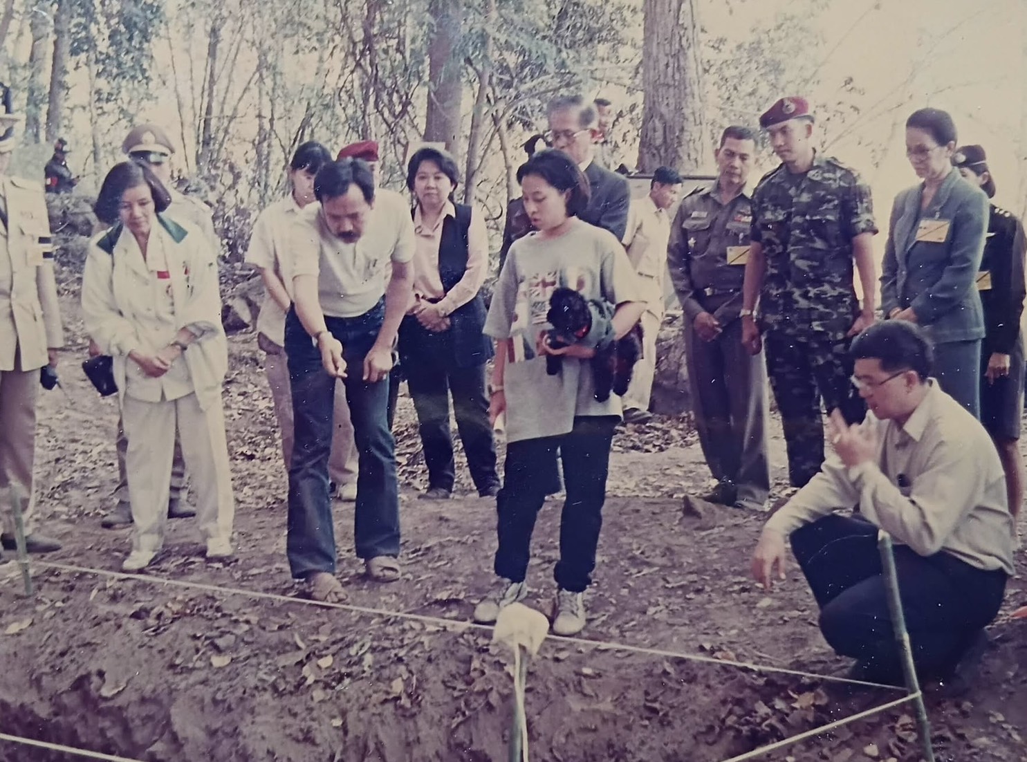 องค์ภา เสด็จพระดำเนินไปทอดพระเนตรภาพเขียนสีโบราณดอยประตูผา