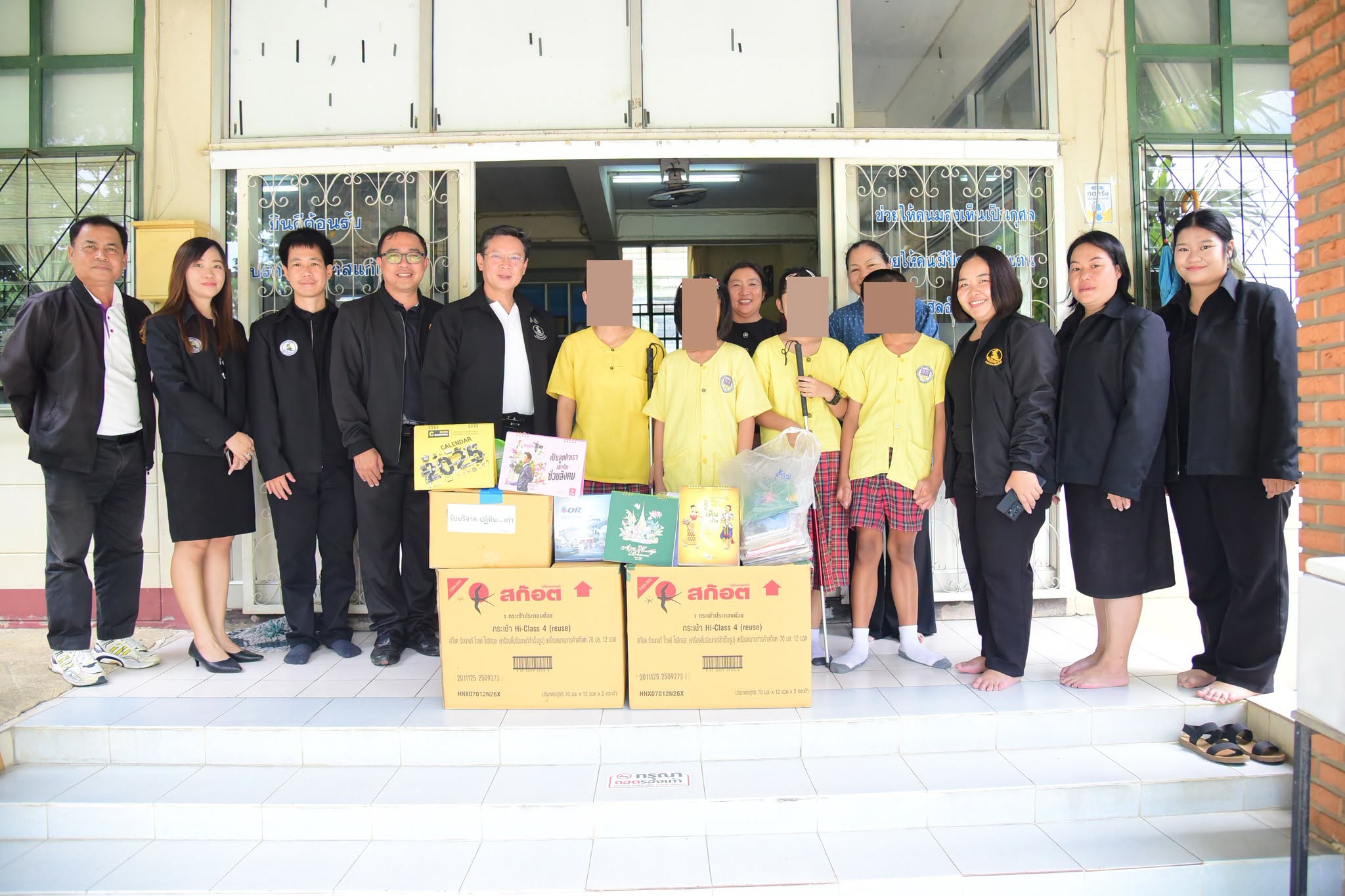 สำนักงานประชาสัมพันธ์จังหวัดลำปาง ร่วมส่งมอบปฏิทินตั้งโต๊ะเก่า เปลี่ยนเป็นสื่ออักษรเบรลล์ สร้างโอกาสทางการศึกษาแก่ผู้พิการทางสายตา