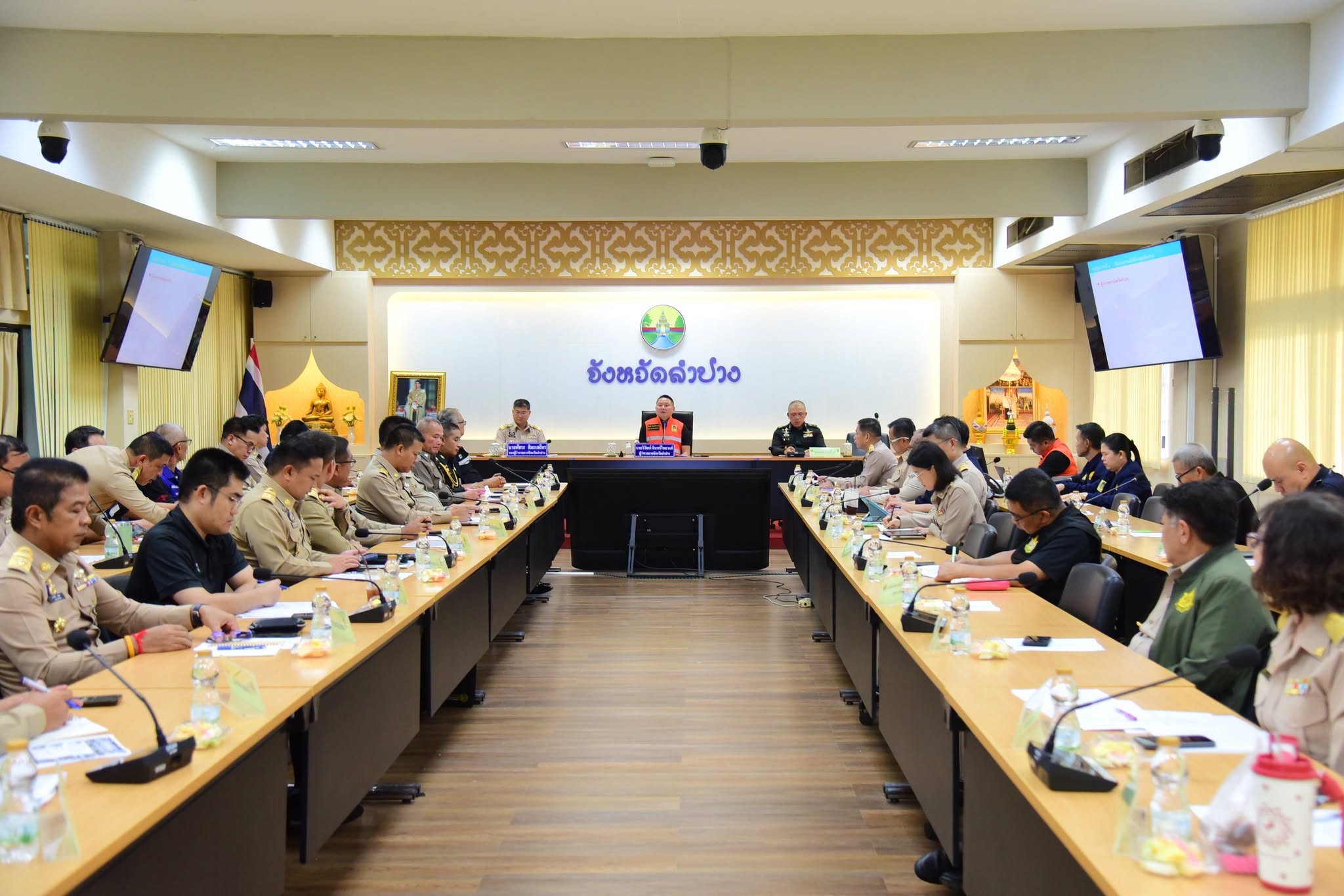 จังหวัดลำปาง ประชุม War Room ติดตามสถานการณ์อุทกภัย เตรียมพร้อมรับมือสถานการณ์ฉุกเฉิน