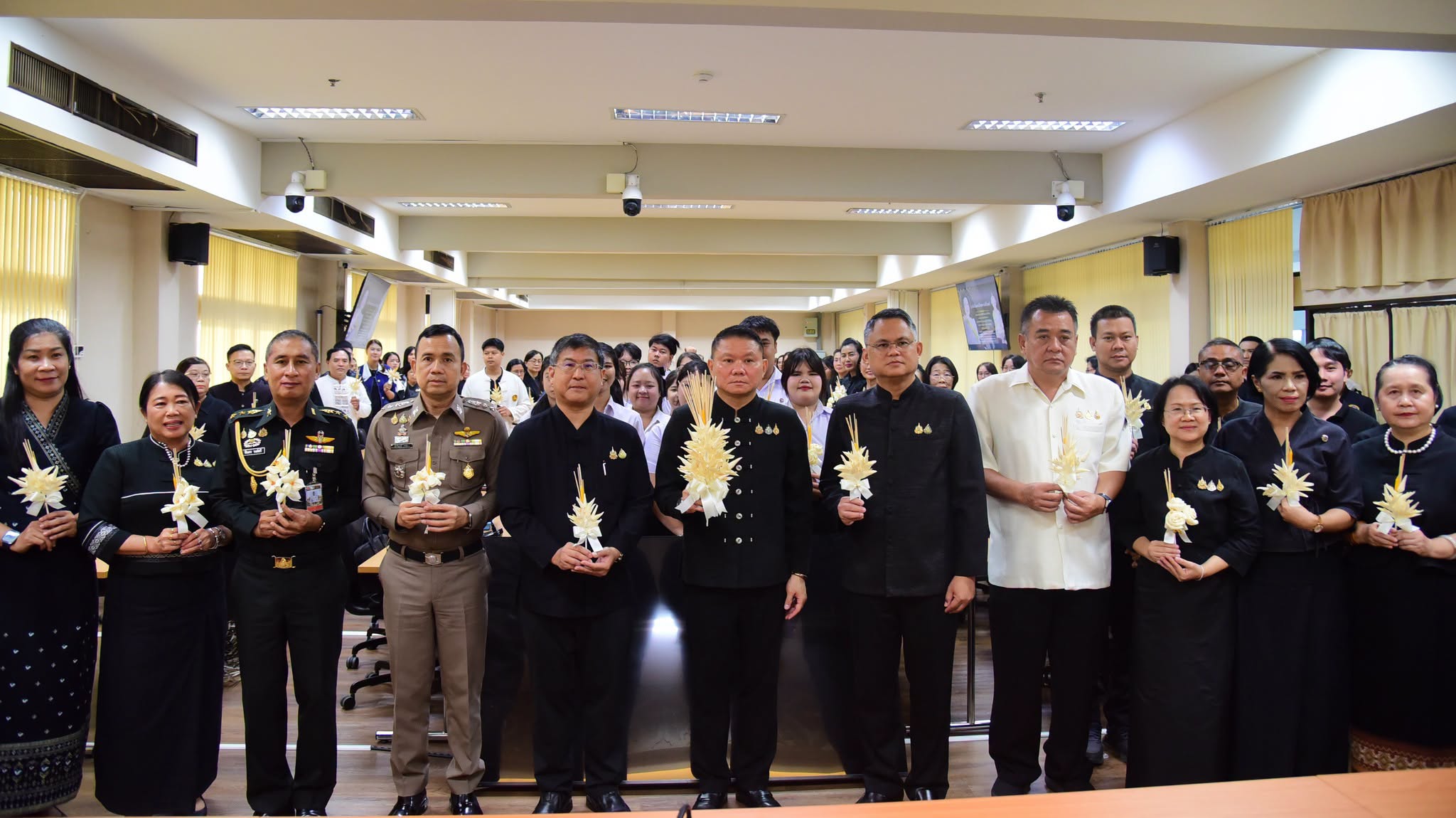 จังหวัดลำปาง จัดกิจกรรมการประดิษฐ์ดอกไม้จันทน์ เพื่อน้อมรำลึกในพระมหากรุณาธิคุณ สมเด็จพระนางเจ้าสิริกิติ์ พระบรมราชินีนาถ พระบรมราชชนนีพันปีหลวง เนื่องในวันสวรรคต 24 ตุลาคม 2568 