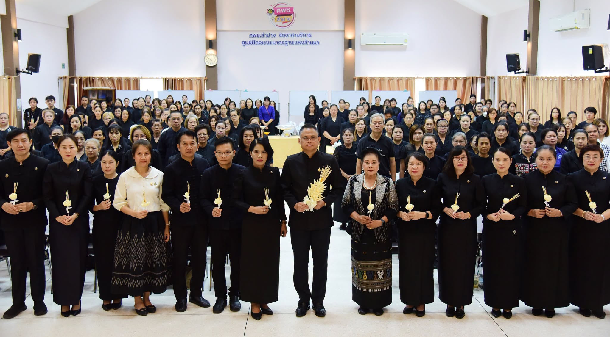 จ.ลำปาง Kick off การประดิษฐ์ดอกไม้จันทน์ระดับจังหวัด ในการจัดพิธีถวายดอกไม้จันทน์สำหรับประชาชนในส่วนภูมิภาค งานพระราชพิธีถวายพระเพลิงพระบรมศพ สมเด็จพระนางเจ้าสิริกิติ์ พระบรมราชินีนาถ พระบรมราชชนนีพันปีหลวง