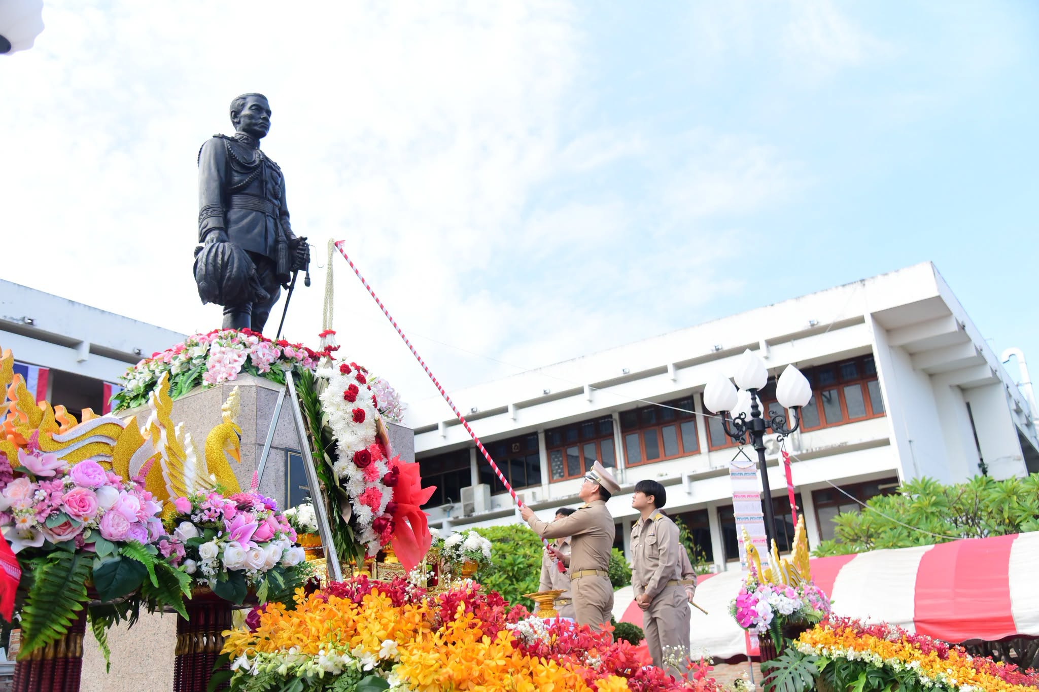 โรงเรียนบุญวาทย์วิทยาลัย จัดพิธีวางพวงมาลาอนุสาวรีย์ เจ้าบุญวาทย์วงษ์มานิต  อดีตเจ้าผู้ครองนครลำปาง เนื่องในวันคล้ายวันพิราลัย 5 ตุลาคม