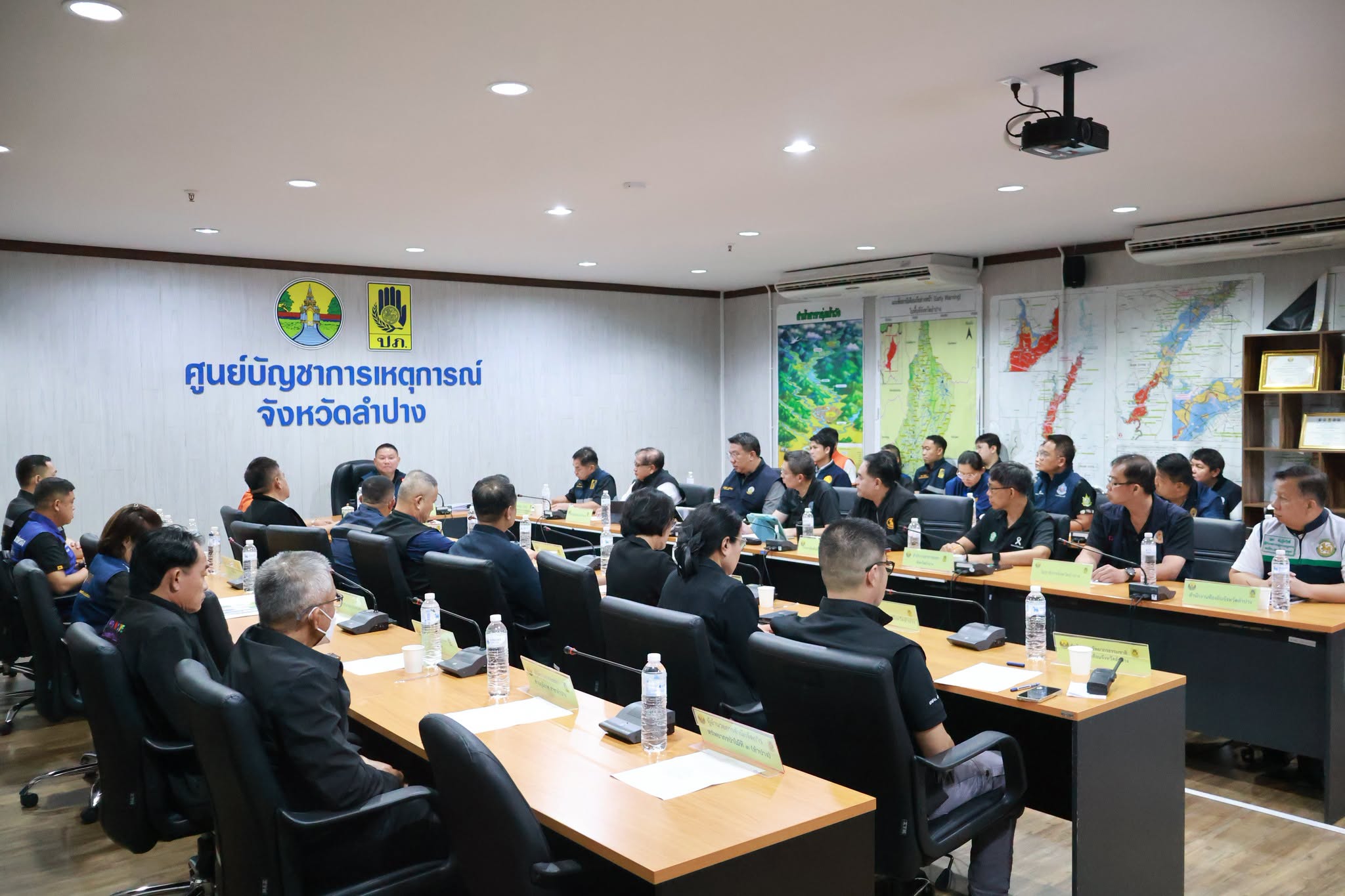 จังหวัดลำปาง ร่วมประชุมกองบัญชาการป้องกันและบรรเทาสาธารณภัยแห่งชาติติดตามสถานการณ์และการให้ความช่วยเหลือผู้ประสบอุทกภัย ผ่านระบบอิเล็กทรอนิกส์
